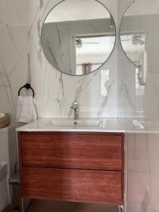 a bathroom with a sink and a mirror at Casa La residencia Perú in Lima +56 photos