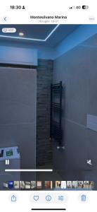 ein Bild eines Badezimmers mit einem Regal an der Wand in der Unterkunft Stella di Mare in Montesilvano + 19 Fotos