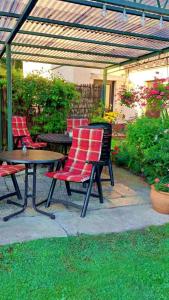 three chairs and a table on a patio at Urlaub bei Umlauf in Heringsdorf