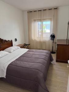 ein Schlafzimmer mit einem großen Bett und einem Fenster in der Unterkunft Stella di Mare in Montesilvano