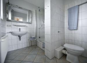 Ένα μπάνιο στο Haus Windhuug Wohnung 2