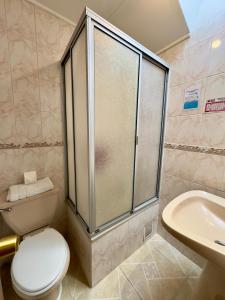 Um banheiro em Hotel Küyen-Ko Pucón mais 37 fotos