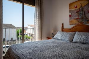 Ένα ή περισσότερα κρεβάτια σε δωμάτιο στο AT040 Casa con piscina comunitaria a 10 min de la playa natural Els Muntanyans