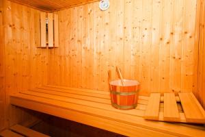a wooden sauna with a drink in a bucket at Landhaus zum Strande - 44-08 in Kägsdorf
