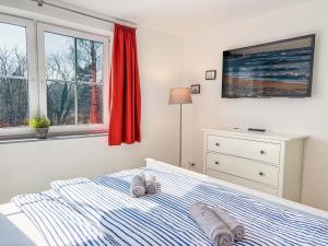 Un dormitorio con una cama con dos pantuflas encima. en Windland, en Zingst
