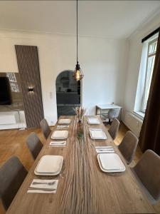 a dining room with a long wooden table and chairs at Casa Mia - Helios Klinik - HBF - Zentrum - Parken - Messe 20 Min in Krefeld