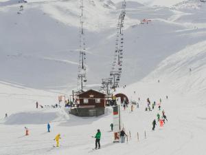 eine Gruppe von Menschen, die auf einem schneebedeckten Berg Ski fahren in der Unterkunft Résidence Viking by Leavetown Vacations in Les Deux Alpes + 2 Fotos