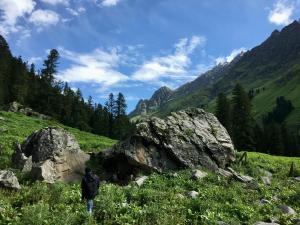 eine Person, die auf einem Feld mit Steinen läuft in der Unterkunft Résidence Viking by Leavetown Vacations in Les Deux Alpes