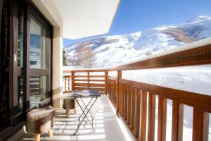 einen Balkon mit Blick auf einen verschneiten Berg in der Unterkunft Résidence Viking by Leavetown Vacations in Les Deux Alpes