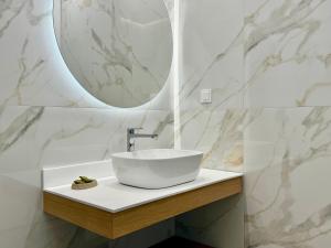Ένα μπάνιο στο LUMA by Platinum River Apartments +3 φωτογραφίες