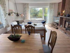 una sala de estar con un sofá y una mesa en Ferienhaus Janßen, en Esens