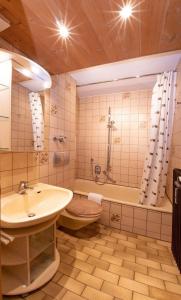 Ένα μπάνιο στο Ferienwohnung Promenadenweg Nesselwang 12-1