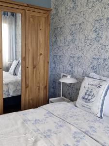 Postel nebo postele na pokoji v ubytování Katarina Beach Apartments + 85 fotografií