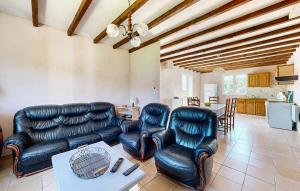 sala de estar con muebles de cuero y mesa en 3 Bedroom Stunning Home In Bédoin, en Bédoin