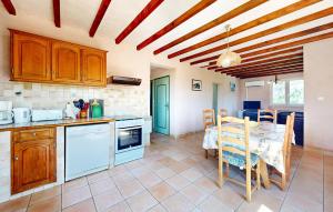 Una cocina con una mesa y un comedor. en 3 Bedroom Stunning Home In Bédoin, en Bédoin