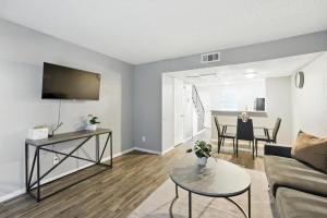 Μια τηλεόραση ή/και κέντρο ψυχαγωγίας στο Pioneer Creek 410c I Comfy 2 Bed 15 Bath