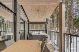 Balkoni atau teres di Route 66 - Family Getaway - Nature Pool Table & Spa