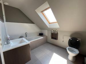 Ένα μπάνιο στο Loft en Duplex avec terrasse 3 chambres proche Pairi Daiza +27 φωτογραφίες