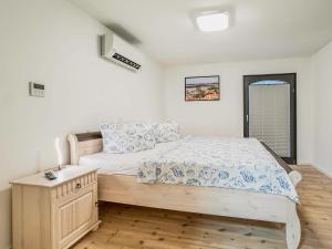 ein Schlafzimmer mit einem Bett mit blau-weißer Bettwäsche in der Unterkunft Speicherresidenz App 02 - Südseite in Barth