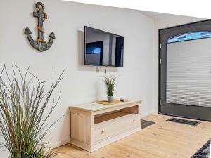 Zimmer mit einem Tisch, einem Spiegel und einem Fenster in der Unterkunft Speicherresidenz App 02 - Südseite in Barth + 1 Foto