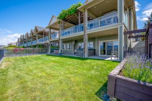 Zahrada ubytování Full House with Amazing Okanagan Views and Hot Tub