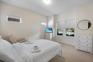 Postel nebo postele na pokoji v ubytování Full House with Amazing Okanagan Views and Hot Tub