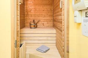 una sauna con paredes de madera y suelo de madera en Seestern, en Prerow