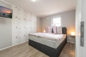 a small bedroom with a bed in a room at Knuddi s Ferienhof, App 04 in Zempin