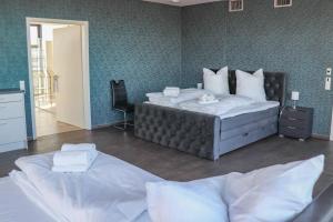 a bedroom with a large bed and a desk at Penthouse-Appartement Diamant - ABC591 in Wismar +27 photos
