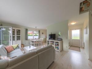 a living room with a couch and a table at Kornblume_DH in Groß Kelle