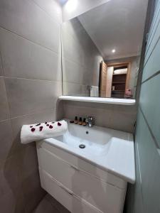 Un baño blanco con lavabo y espejo. en Rooftop Terrasse - Centre Gueliz, en Marrakech 23 fotos más