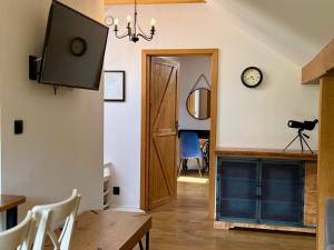 Televízia a/alebo spoločenská miestnosť v ubytovaní Maya Pokoje i Apartamenty