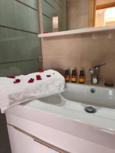 Un baño con una toalla blanca y un lavabo. en Rooftop Terrasse - Centre Gueliz, en Marrakech