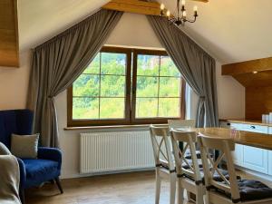 Posedenie v ubytovaní Maya Pokoje i Apartamenty