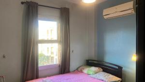 Un dormitorio con una cama y una ventana en Females only Private bedroom stay with me Rehab city, en El Cairo