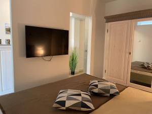 Hohen WieschendorfにあるFerienwohnung "Sunset Fairway 2"のベッドルーム1室(枕2つ、薄型テレビ付)