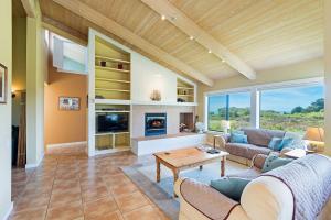 TV a/nebo společenská místnost v ubytování Deer View Hot Tub & Filtered Ocean Views