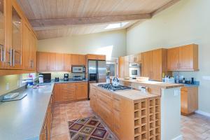 Kuchyň nebo kuchyňský kout v ubytování Deer View Hot Tub & Filtered Ocean Views + 19 fotografií