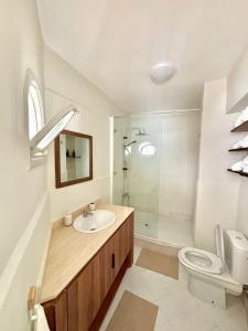 Ένα μπάνιο στο Cozy Stay with Hassan Tower View
