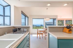 Una cocina o cocineta en Seal Moor - Ocean Views - Community Pool 21 fotos más