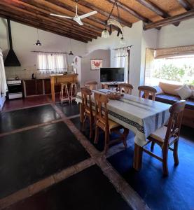 Un comedor y una sala de estar con mesa y sillas. en Chalet Jelu, en Valle Grande 11 fotos más