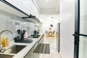 Η κουζίνα ή μικρή κουζίνα στο Luxury and Modern 2 Bdr