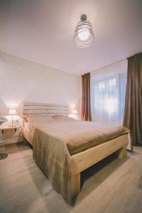 een slaapkamer met een groot bed en een raam bij Apartment Serpoint in Tbilisi City