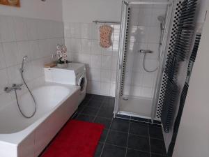 Ένα μπάνιο στο Ferienwohnung Mareno