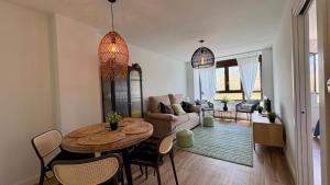 a living room with a table and a couch at Apartamento Elurra in Formigal