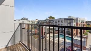 Balkoni atau teres di Landing at the Arts District