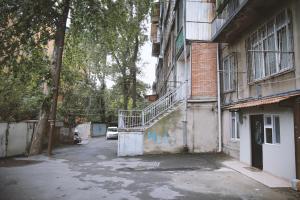een lege parkeerplaats naast een gebouw met een trap bij Apartment Serpoint in Tbilisi City