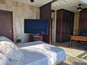 una camera con TV a schermo piatto e letto di Vistas excelentes al mar y jakuzzi a Manilva