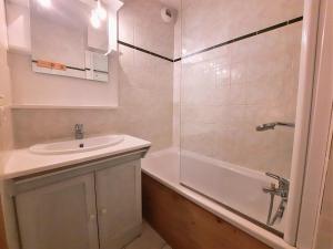 a bathroom with a sink and a tub and a shower at Appartement cosy, 6 pers., pieds des pistes, 2 chambres, balcon sud-ouest, quartier Reberty 1850 - FR-1-452-16 in Les Menuires