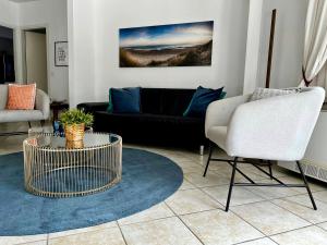 a living room with a couch and a chair at Laguna in Palazzo Vianello